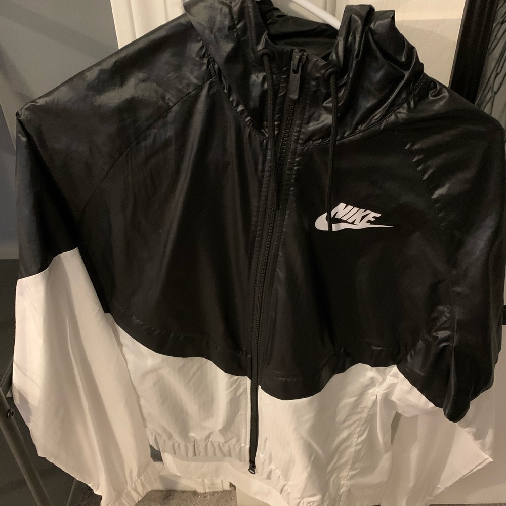 MEDIUM WOMENS NIKE SPORTSWEAR ZIP UP RAIN JACKET